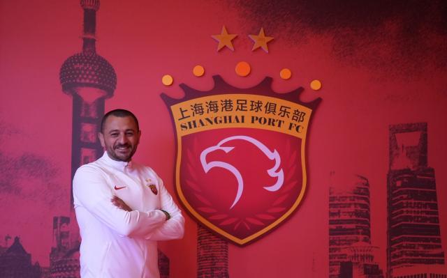 半岛体育网址-海港助教的十年跨越：钦佩穆帅许久 渴望在沪夺冠