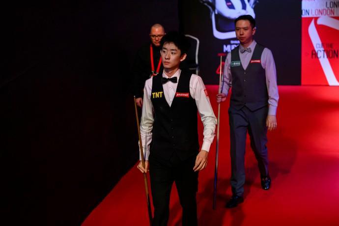 半岛体育在线-斯诺克大师赛：吴宜泽6-0横扫肖国栋，罗伯逊5-6憾负囧哥