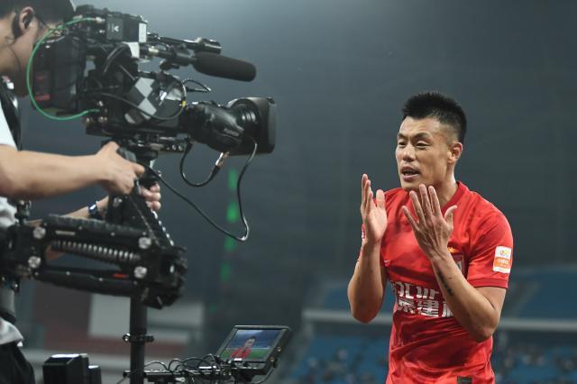 半岛体育-【中超】谭龙塞尔吉尼奥头球两连击 浙江0比2亚泰