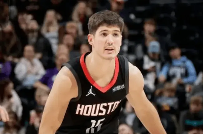 半岛体育网址-集体失准！火箭替补球员全场18投仅4中，三分12中1仅贡献9分