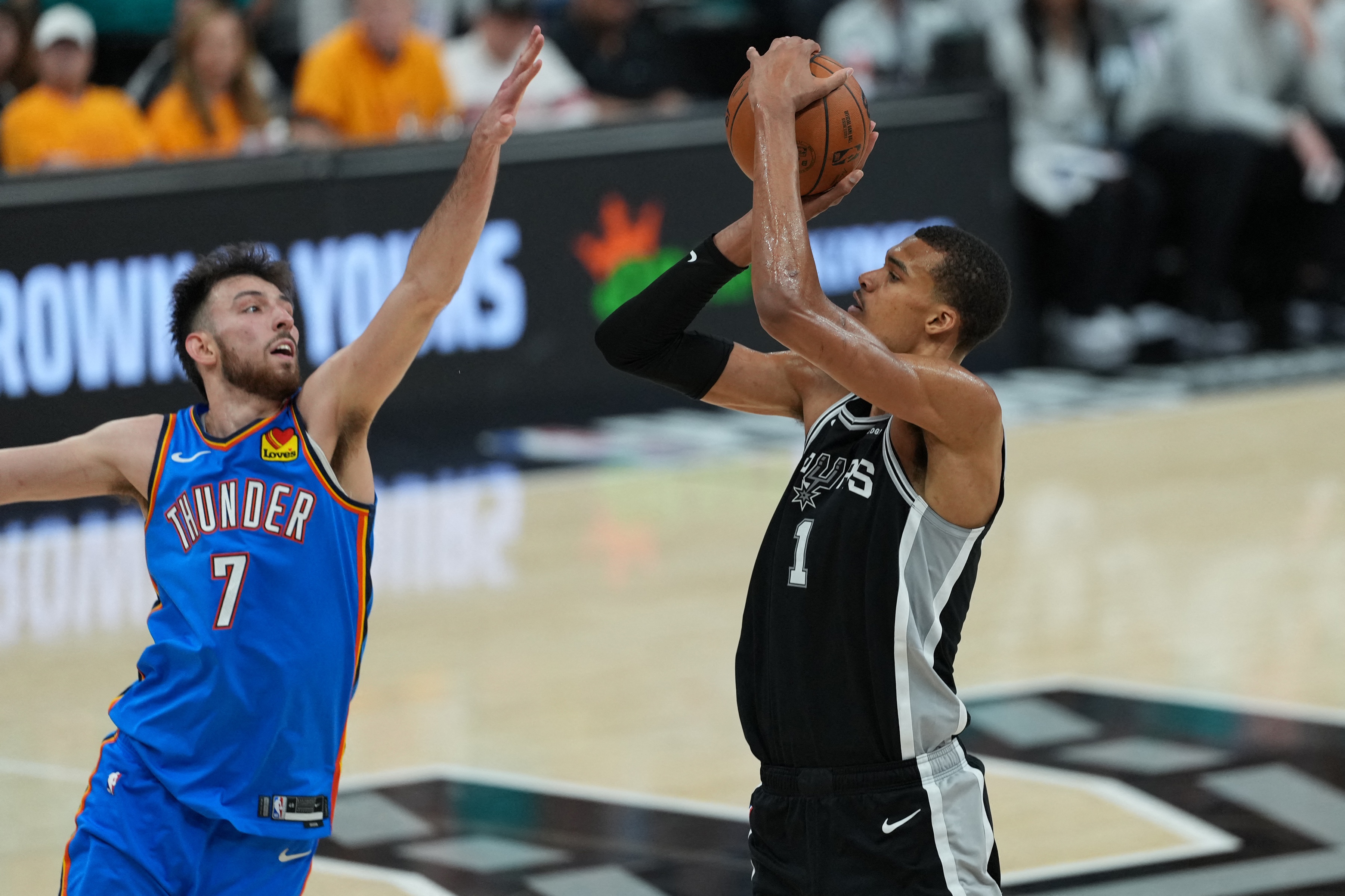 半岛体育-NBA彩经：文班亚马再显威力 马刺主场击败雷霆